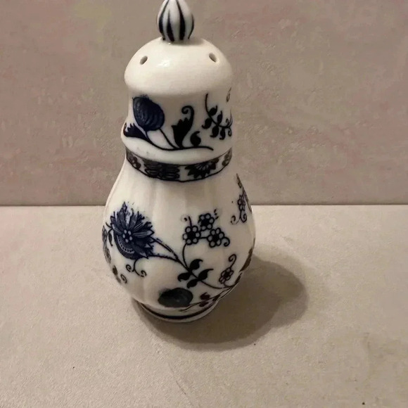 Seymour Mann VIENNA WOODS "Blue Onion Pattern" Salt  Shaker - Picture 4 of 5